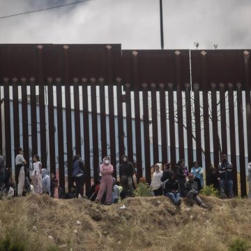 Desde la promulgación de las restricciones al asilo el 4 de junio, la cifra de detenciones de migrantes ha caído a niveles comparables a los del anterior gobierno, alcanzando solo 54,000 en el último mes, según CBS.