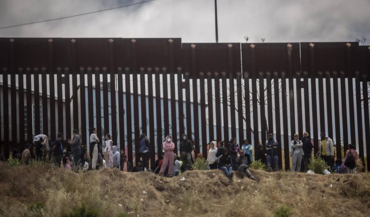 Desde la promulgación de las restricciones al asilo el 4 de junio, la cifra de detenciones de migrantes ha caído a niveles comparables a los del anterior gobierno, alcanzando solo 54,000 en el último mes, según CBS.