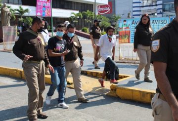 En la colonia Miguel Hidalgo, un grupo de vecinos ha alzado la voz ante la creciente inseguridad atribuida a la presencia de migrantes en la zona. La situación ha generado preocupación entre las familias de la cerrada Providencia, quienes reportan la acumulación de basura y desechos en las áreas donde estos migrantes suelen reunirse.