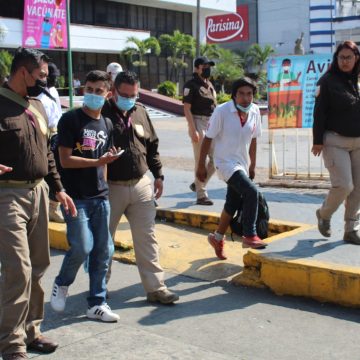 En la colonia Miguel Hidalgo, un grupo de vecinos ha alzado la voz ante la creciente inseguridad atribuida a la presencia de migrantes en la zona. La situación ha generado preocupación entre las familias de la cerrada Providencia, quienes reportan la acumulación de basura y desechos en las áreas donde estos migrantes suelen reunirse.