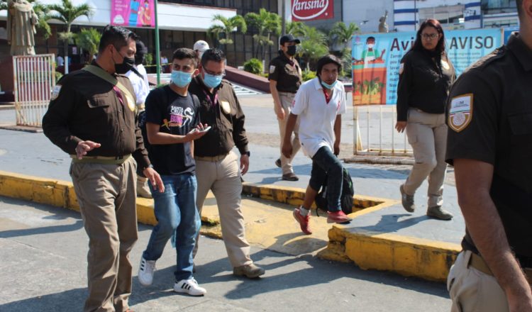 En la colonia Miguel Hidalgo, un grupo de vecinos ha alzado la voz ante la creciente inseguridad atribuida a la presencia de migrantes en la zona. La situación ha generado preocupación entre las familias de la cerrada Providencia, quienes reportan la acumulación de basura y desechos en las áreas donde estos migrantes suelen reunirse.