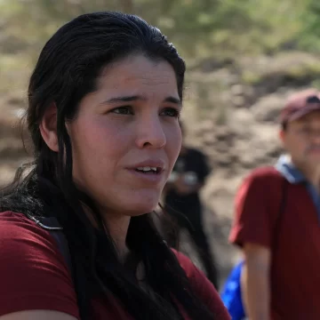 La Casa Blanca celebra una reducción notable del 55 por ciento en los encuentros de agentes de migración con indocumentados en la frontera con México. Este descenso se presenta en un momento crítico para la política electoral en EE. UU., y se considera el nivel más bajo en casi cuatro años.