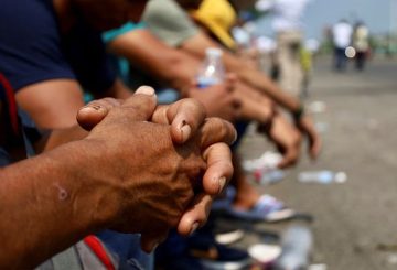 Diariamente, entre 800 y 1,200 migrantes ingresan a México por la frontera sur, específicamente en el municipio de Suchiate. Desgraciadamente, alrededor del 50% de ellos son víctimas de secuestro apenas cruzan el río Suchiate. Los grupos delictivos que operan en esta zona han organizado un sistema de secuestro que a menudo involucra a diversos actores locales, como balseros, tricicleros y taxistas, quienes fingen ser guías de turistas para atraer a los migrantes hacia la gallera.