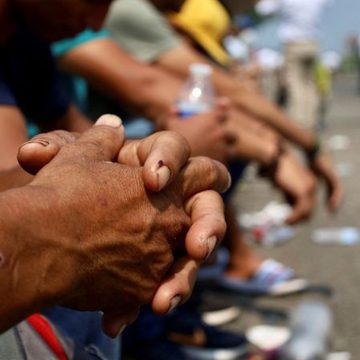 Diariamente, entre 800 y 1,200 migrantes ingresan a México por la frontera sur, específicamente en el municipio de Suchiate. Desgraciadamente, alrededor del 50% de ellos son víctimas de secuestro apenas cruzan el río Suchiate. Los grupos delictivos que operan en esta zona han organizado un sistema de secuestro que a menudo involucra a diversos actores locales, como balseros, tricicleros y taxistas, quienes fingen ser guías de turistas para atraer a los migrantes hacia la gallera.