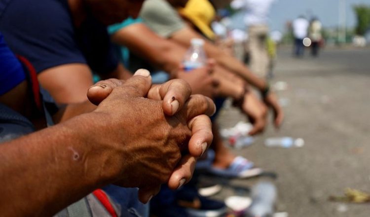 Diariamente, entre 800 y 1,200 migrantes ingresan a México por la frontera sur, específicamente en el municipio de Suchiate. Desgraciadamente, alrededor del 50% de ellos son víctimas de secuestro apenas cruzan el río Suchiate. Los grupos delictivos que operan en esta zona han organizado un sistema de secuestro que a menudo involucra a diversos actores locales, como balseros, tricicleros y taxistas, quienes fingen ser guías de turistas para atraer a los migrantes hacia la gallera.