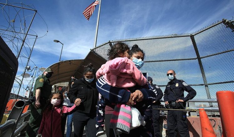 La administración ha declarado que comenzará a deportar a los migrantes que han permanecido en el país gracias al programa de inmigración segura y ordenada implementado por el presidente Biden.