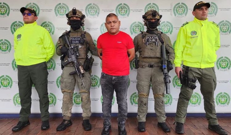 En los últimos meses, el grupo criminal venezolano Tren de Aragua ha comenzado a expandir su territorio en la Ciudad de México, controlando al menos a 90 mujeres para su explotación sexual. Según expertos en criminalística, esta agrupación no solo busca controlar el mercado de la prostitución, sino que también ha iniciado conflictos con otras organizaciones locales, como La Unión Tepito. La Avenida Sullivan, en la colonia San Rafael, ha sido identificada como su principal bastión, aunque su actividad se ha extendido a otras áreas como La Merced y Tlalpan.