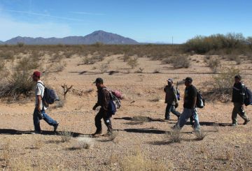 Durante los dos últimos veranos, Laura Mae Williams, encargada de recuperar cadáveres para la Oficina del Médico Investigador de Nuevo México, se ha visto abrumada por su trabajo. Ella ha tenido que visitar la frontera entre Estados Unidos y México con frecuencia, recuperando vidas que se han perdido en el desierto. "No es raro encontrar un cuerpo, y luego la Patrulla Fronteriza descubre otros adicionales en diferentes áreas", comenta Williams, reflejando la creciente tragedia que enfrenta esta región.