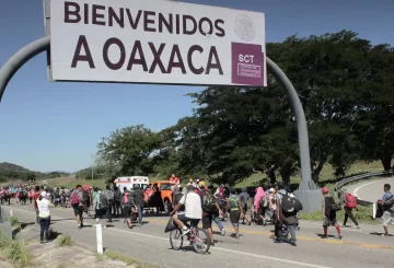 La comunidad de San Miguel del Puerto, Oaxaca, ha tomado una drástica decisión tras los recientes eventos trágicos que han sacudido a la localidad. Después de confirmarse que el presunto feminicida de una de sus habitantes es un ciudadano hondureño, los pobladores han decidido prohibir el paso a personas migrantes en tránsito.