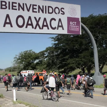 La comunidad de San Miguel del Puerto, Oaxaca, ha tomado una drástica decisión tras los recientes eventos trágicos que han sacudido a la localidad. Después de confirmarse que el presunto feminicida de una de sus habitantes es un ciudadano hondureño, los pobladores han decidido prohibir el paso a personas migrantes en tránsito.