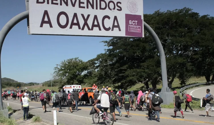 La comunidad de San Miguel del Puerto, Oaxaca, ha tomado una drástica decisión tras los recientes eventos trágicos que han sacudido a la localidad. Después de confirmarse que el presunto feminicida de una de sus habitantes es un ciudadano hondureño, los pobladores han decidido prohibir el paso a personas migrantes en tránsito.