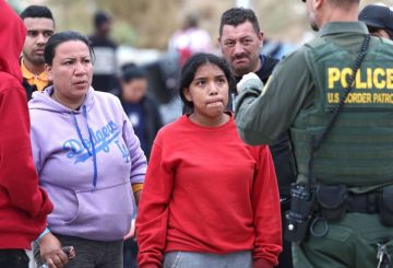 Las autoridades migratorias de Estados Unidos y México han deportado a más de 102 mil migrantes procedentes de El Salvador, Guatemala y Honduras entre enero y agosto de 2024. Esta cifra representa un incremento del 4% respecto al mismo periodo en 2023