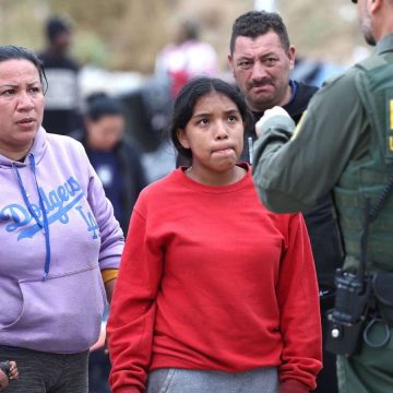 Las autoridades migratorias de Estados Unidos y México han deportado a más de 102 mil migrantes procedentes de El Salvador, Guatemala y Honduras entre enero y agosto de 2024. Esta cifra representa un incremento del 4% respecto al mismo periodo en 2023