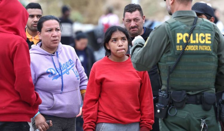 Las autoridades migratorias de Estados Unidos y México han deportado a más de 102 mil migrantes procedentes de El Salvador, Guatemala y Honduras entre enero y agosto de 2024. Esta cifra representa un incremento del 4% respecto al mismo periodo en 2023