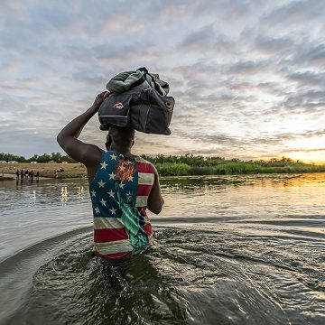 Este año 2024 se perfila como el más mortífero para los migrantes que intentan cruzar de manera irregular a Estados Unidos por la región de El Paso, Texas. Según el Instituto Fronterizo Esperanza, ya se han registrado 174 migrantes muertos en lo que va del año, víctimas del desierto y del río al intentar alcanzar el otro lado.