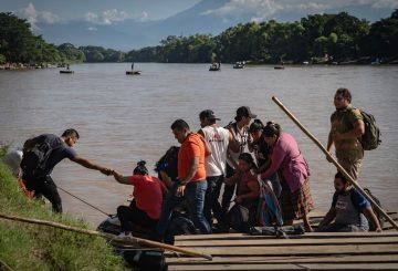 Miles de migrantes llegan a Chiapas ante la posibilidad de pedir refugio en Estados Unidos desde la frontera sur de México