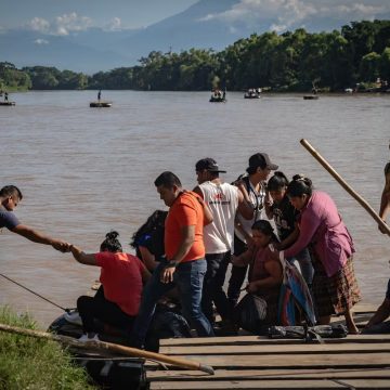 Miles de migrantes llegan a Chiapas ante la posibilidad de pedir refugio en Estados Unidos desde la frontera sur de México