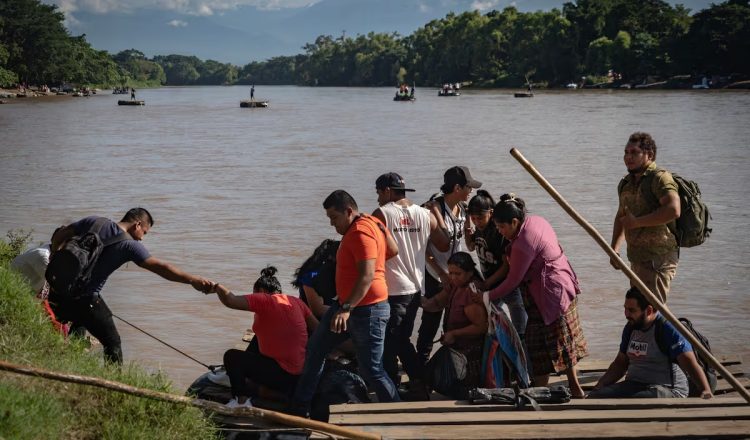 Miles de migrantes llegan a Chiapas ante la posibilidad de pedir refugio en Estados Unidos desde la frontera sur de México