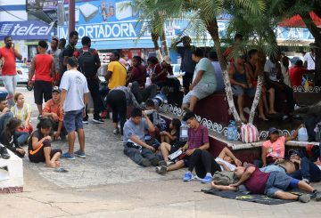 Una segunda caravana de más de mil migrantes, compuesta por personas de diversas nacionalidades de Centroamérica y Sudamérica, partió este domingo de Tapachula, Chiapas, rumbo a la Ciudad de México.