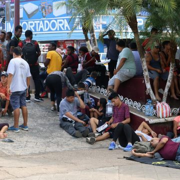 Una segunda caravana de más de mil migrantes, compuesta por personas de diversas nacionalidades de Centroamérica y Sudamérica, partió este domingo de Tapachula, Chiapas, rumbo a la Ciudad de México.