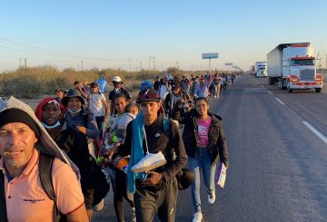 En un impactante operativo realizado en el municipio de Janos, Chihuahua, agentes de la Guardia Nacional localizaron a 14 migrantes dentro de un vehículo tipo tráiler. Este lugar, ubicado en la frontera con Nuevo México, se convirtió en escenario de una intervención que evidencia los riesgos a los que se enfrentan quienes buscan llegar a los Estados Unidos. El chofer del tractocamión, identificado como Uriel “C”, fue vinculado a proceso penal por su probable participación en actividades de tráfico de personas.