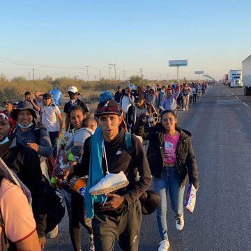 En un impactante operativo realizado en el municipio de Janos, Chihuahua, agentes de la Guardia Nacional localizaron a 14 migrantes dentro de un vehículo tipo tráiler. Este lugar, ubicado en la frontera con Nuevo México, se convirtió en escenario de una intervención que evidencia los riesgos a los que se enfrentan quienes buscan llegar a los Estados Unidos. El chofer del tractocamión, identificado como Uriel “C”, fue vinculado a proceso penal por su probable participación en actividades de tráfico de personas.