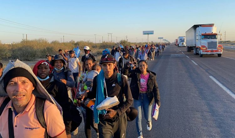 En un impactante operativo realizado en el municipio de Janos, Chihuahua, agentes de la Guardia Nacional localizaron a 14 migrantes dentro de un vehículo tipo tráiler. Este lugar, ubicado en la frontera con Nuevo México, se convirtió en escenario de una intervención que evidencia los riesgos a los que se enfrentan quienes buscan llegar a los Estados Unidos. El chofer del tractocamión, identificado como Uriel “C”, fue vinculado a proceso penal por su probable participación en actividades de tráfico de personas.