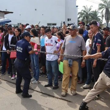 Cientos de migrantes de diversas nacionalidades se encuentran varados en Tapachula, Chiapas, como resultado de la lentitud en la respuesta a través de la aplicación CBP One.