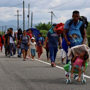 La situación de los migrantes en México se ha intensificado en las últimas semanas, sobre todo con la llegada de autobuses cargados de personas en busca de un mejor futuro. Este fenómeno es parte de una estrategia implementada por el Gobierno mexicano para disolver las caravanas que partieron de Tapachula. Cansados, enfermos y sin recursos, muchos migrantes han aceptado ser trasladados, tres semanas después de haber llegado a Tehuantepec, Oaxaca, hacia destinos lejanos como Acapulco y Morelia, en un esfuerzo por reducir el flujo hacia la frontera norte.