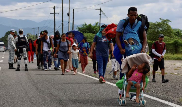 La situación de los migrantes en México se ha intensificado en las últimas semanas, sobre todo con la llegada de autobuses cargados de personas en busca de un mejor futuro. Este fenómeno es parte de una estrategia implementada por el Gobierno mexicano para disolver las caravanas que partieron de Tapachula. Cansados, enfermos y sin recursos, muchos migrantes han aceptado ser trasladados, tres semanas después de haber llegado a Tehuantepec, Oaxaca, hacia destinos lejanos como Acapulco y Morelia, en un esfuerzo por reducir el flujo hacia la frontera norte.