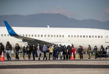 A medida que se acerca el retorno de Donald Trump a la Casa Blanca, los refugios dedicados a la atención de migrantes se preparan para las consecuencias de las políticas migratorias que el ex presidente ha prometido implementar. Desde su triunfo electoral, Trump ha señalado su intención de operar con medidas drásticas para reducir el número de inmigrantes sin estatus legal en Estados Unidos. Según el Centro de Investigaciones Pew, aproximadamente 11 millones de inmigrantes residían sin el debido estatus legal en territorio estadounidense en 2022.