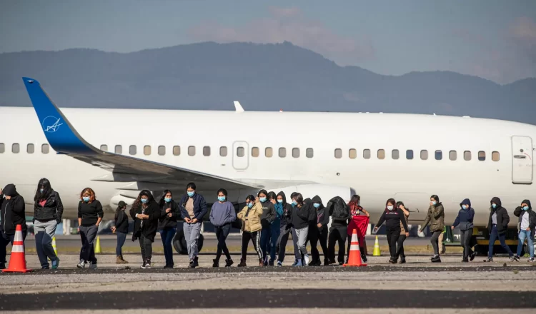 A medida que se acerca el retorno de Donald Trump a la Casa Blanca, los refugios dedicados a la atención de migrantes se preparan para las consecuencias de las políticas migratorias que el ex presidente ha prometido implementar. Desde su triunfo electoral, Trump ha señalado su intención de operar con medidas drásticas para reducir el número de inmigrantes sin estatus legal en Estados Unidos. Según el Centro de Investigaciones Pew, aproximadamente 11 millones de inmigrantes residían sin el debido estatus legal en territorio estadounidense en 2022.