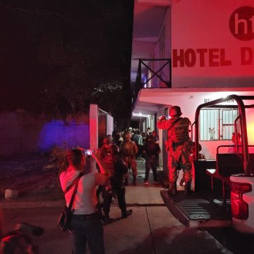 La Fiscalía General del Estado de Oaxaca (FGEO) ha llevado a cabo un asombroso rescate en la región del Istmo de Tehuantepec, donde fueron liberados 25 migrantes que permanecían privados de la libertad en un establecimiento conocido como "Hotel del Tec", ubicado en Juchitán de Zaragoza.