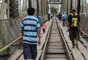 Los migrantes que intentan cruzar a México enfrentan un viaje lleno de peligros y extorsiones. Al llegar al río Suchiate, que marca la frontera con Guatemala, muchos son recibidos por una cruda realidad: son llevados a un lugar conocido como “el gallinero” donde son secuestrados. Este sitio, un gran cuarto enrejado, se ha vuelto el primer hogar para aquellos que buscan una nueva vida, y allí permanecen hasta que logran pagar un derecho de paso a los cárteles que controlan la zona.