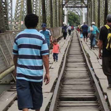 Los migrantes que intentan cruzar a México enfrentan un viaje lleno de peligros y extorsiones. Al llegar al río Suchiate, que marca la frontera con Guatemala, muchos son recibidos por una cruda realidad: son llevados a un lugar conocido como “el gallinero” donde son secuestrados. Este sitio, un gran cuarto enrejado, se ha vuelto el primer hogar para aquellos que buscan una nueva vida, y allí permanecen hasta que logran pagar un derecho de paso a los cárteles que controlan la zona.