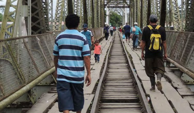 Los migrantes que intentan cruzar a México enfrentan un viaje lleno de peligros y extorsiones. Al llegar al río Suchiate, que marca la frontera con Guatemala, muchos son recibidos por una cruda realidad: son llevados a un lugar conocido como “el gallinero” donde son secuestrados. Este sitio, un gran cuarto enrejado, se ha vuelto el primer hogar para aquellos que buscan una nueva vida, y allí permanecen hasta que logran pagar un derecho de paso a los cárteles que controlan la zona.