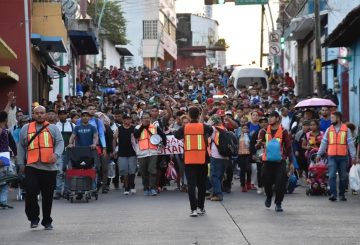 dos nuevas caravanas migrantes partieron de Chiapas, justo en el momento en que se lleva a cabo la elección presidencial en Estados Unidos. Este movimiento busca visibilizar la crisis migratoria en la región, y está conformado por un gran contingente de aproximadamente 2,500 extranjeros de Centroamérica, Sudamérica y el Caribe. Otro grupo más pequeño, compuesto por alrededor de 500 personas, salió de la capital, Tuxtla Gutiérrez.