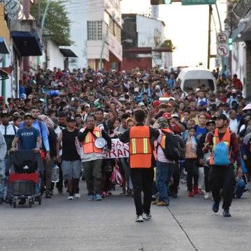 dos nuevas caravanas migrantes partieron de Chiapas, justo en el momento en que se lleva a cabo la elección presidencial en Estados Unidos. Este movimiento busca visibilizar la crisis migratoria en la región, y está conformado por un gran contingente de aproximadamente 2,500 extranjeros de Centroamérica, Sudamérica y el Caribe. Otro grupo más pequeño, compuesto por alrededor de 500 personas, salió de la capital, Tuxtla Gutiérrez.