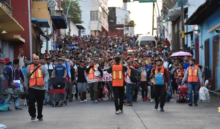 dos nuevas caravanas migrantes partieron de Chiapas, justo en el momento en que se lleva a cabo la elección presidencial en Estados Unidos. Este movimiento busca visibilizar la crisis migratoria en la región, y está conformado por un gran contingente de aproximadamente 2,500 extranjeros de Centroamérica, Sudamérica y el Caribe. Otro grupo más pequeño, compuesto por alrededor de 500 personas, salió de la capital, Tuxtla Gutiérrez.