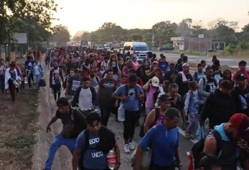 En un desarrollo significativo para la comunidad migrante, se ha anunciado que el próximo martes partirán, de manera simultánea, dos caravanas de migrantes desde Tapachula hacia el norte. Luis Rey García Villagrán, director de la organización Dignificación Humana, ha confirmado que uno de los grupos se formará en el parque Bicentenario con aproximadamente cinco mil personas, mientras que otro grupo de alrededor de mil 500 migrantes saldrá del parque de Tuxtla Gutiérrez.