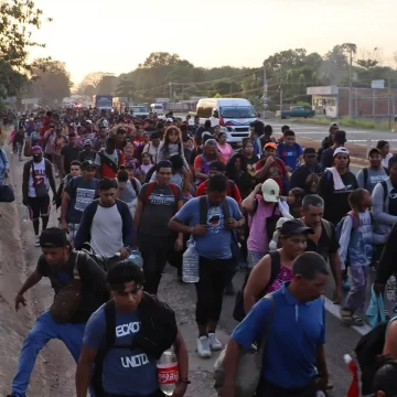 En un desarrollo significativo para la comunidad migrante, se ha anunciado que el próximo martes partirán, de manera simultánea, dos caravanas de migrantes desde Tapachula hacia el norte. Luis Rey García Villagrán, director de la organización Dignificación Humana, ha confirmado que uno de los grupos se formará en el parque Bicentenario con aproximadamente cinco mil personas, mientras que otro grupo de alrededor de mil 500 migrantes saldrá del parque de Tuxtla Gutiérrez.