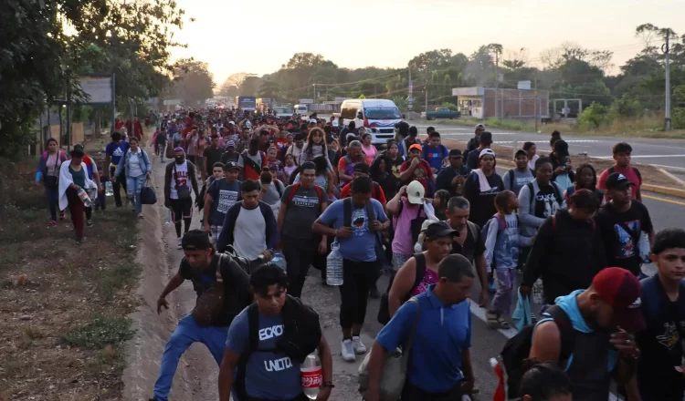 En un desarrollo significativo para la comunidad migrante, se ha anunciado que el próximo martes partirán, de manera simultánea, dos caravanas de migrantes desde Tapachula hacia el norte. Luis Rey García Villagrán, director de la organización Dignificación Humana, ha confirmado que uno de los grupos se formará en el parque Bicentenario con aproximadamente cinco mil personas, mientras que otro grupo de alrededor de mil 500 migrantes saldrá del parque de Tuxtla Gutiérrez.