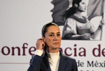 La presidenta Claudia Sheinbaum Pardo respondió con firmeza a las declaraciones del candidato republicano Donald Trump, quien amenazó con imponer aranceles a todo el comercio mexicano si no se frena el flujo de migrantes y drogas hacia Estados Unidos. Esta situación ha generado preocupación entre la comunidad migrante de México, Centroamérica y Sudamérica, ya que se ven afectados por las políticas y decisiones de ambos países.