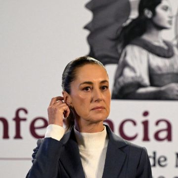 La presidenta Claudia Sheinbaum Pardo respondió con firmeza a las declaraciones del candidato republicano Donald Trump, quien amenazó con imponer aranceles a todo el comercio mexicano si no se frena el flujo de migrantes y drogas hacia Estados Unidos. Esta situación ha generado preocupación entre la comunidad migrante de México, Centroamérica y Sudamérica, ya que se ven afectados por las políticas y decisiones de ambos países.