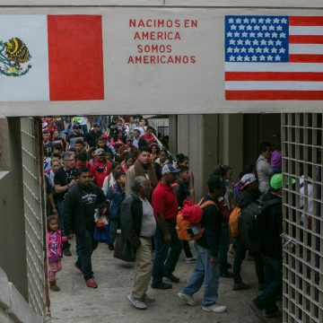 Un río Bravo sin migrantes: esta escena podría parecer el éxito de las políticas migratorias de Estados Unidos. Sin embargo, detrás de esta aparente tranquilidad se oculta un profundo miedo a las amenazas emitidas desde la campaña presidencial del país. La gente ha comenzado a optar por caminos legales para solicitar asilo, disminuyendo drásticamente los cruces fronterizos irregulares. Según datos del gobierno del presidente Joe Biden, el número de migrantes que cruzó la frontera de manera irregular ha caído de 250,000 en diciembre a apenas 54,000 en septiembre de 2024.