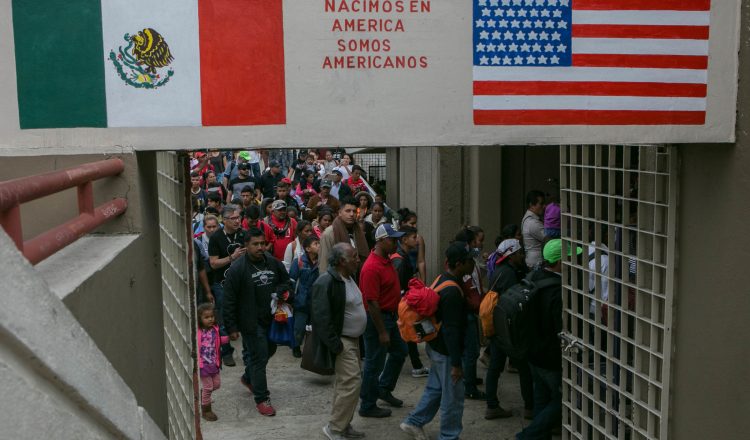 Un río Bravo sin migrantes: esta escena podría parecer el éxito de las políticas migratorias de Estados Unidos. Sin embargo, detrás de esta aparente tranquilidad se oculta un profundo miedo a las amenazas emitidas desde la campaña presidencial del país. La gente ha comenzado a optar por caminos legales para solicitar asilo, disminuyendo drásticamente los cruces fronterizos irregulares. Según datos del gobierno del presidente Joe Biden, el número de migrantes que cruzó la frontera de manera irregular ha caído de 250,000 en diciembre a apenas 54,000 en septiembre de 2024.