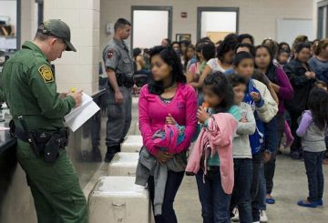 En los últimos dos años, el número de asilos concedidos a migrantes en Estados Unidos ha experimentado una notable caída. Según datos del Centro de Intercambio de Acceso a Registros Transaccionales (TRAC) de la Universidad de Syracuse, en septiembre, el 52.6% de las solicitudes de asilo lograron ser aprobadas. Sin embargo, en octubre pasado, esta cifra se desplomó a un preocupante 35.8%.