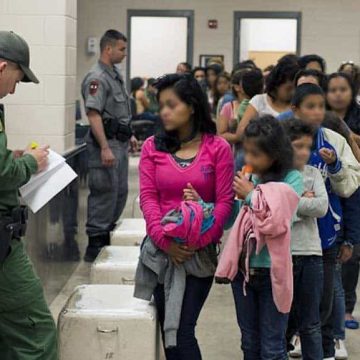 En los últimos dos años, el número de asilos concedidos a migrantes en Estados Unidos ha experimentado una notable caída. Según datos del Centro de Intercambio de Acceso a Registros Transaccionales (TRAC) de la Universidad de Syracuse, en septiembre, el 52.6% de las solicitudes de asilo lograron ser aprobadas. Sin embargo, en octubre pasado, esta cifra se desplomó a un preocupante 35.8%.