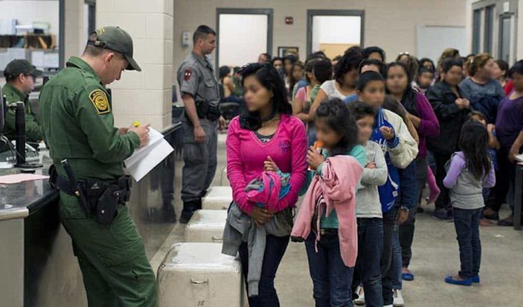 En los últimos dos años, el número de asilos concedidos a migrantes en Estados Unidos ha experimentado una notable caída. Según datos del Centro de Intercambio de Acceso a Registros Transaccionales (TRAC) de la Universidad de Syracuse, en septiembre, el 52.6% de las solicitudes de asilo lograron ser aprobadas. Sin embargo, en octubre pasado, esta cifra se desplomó a un preocupante 35.8%.