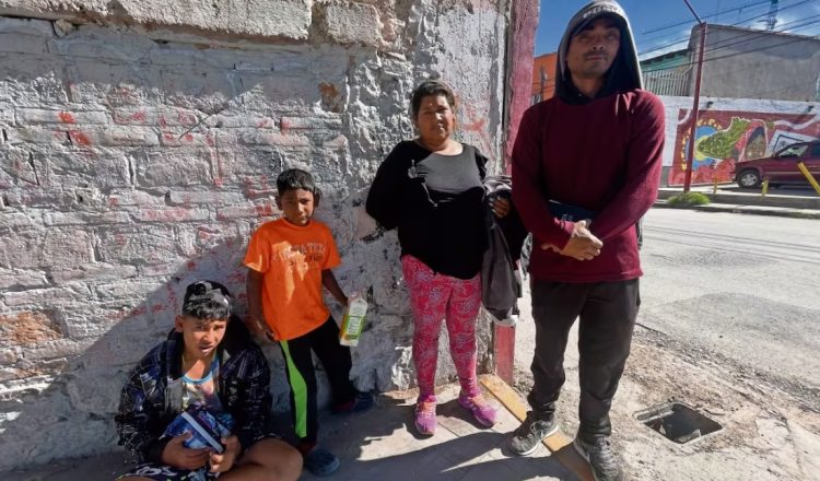 Ciudad Juárez se ha convertido en un crucial punto de llegada para migrantes que huyen de la violencia y la pobreza en sus países. Luis Eminelio Castillo, un hondureño, compartió su desgarradora experiencia al llegar en tren junto a su esposa e hijos. “Llegamos en tren a esta ciudad después de escapar de secuestros y robos en nuestro trayecto desde Honduras.